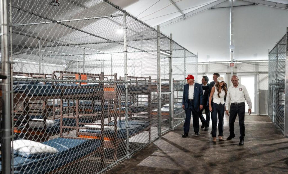 Funcionarios federales y estatales consideran cerrar Alligator Alcatraz