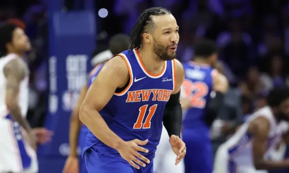 Los Knicks aplastan a unos rendidos 76ers con récord de puntos y triples | Sporting News