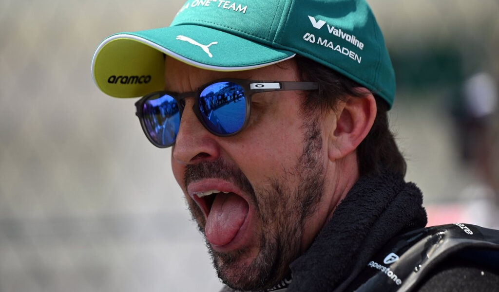 ¿Silla de bebé en un auto de 12 MDD? El curioso estreno de Fernando Alonso