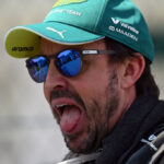¿Silla de bebé en un auto de 12 MDD? El curioso estreno de Fernando Alonso