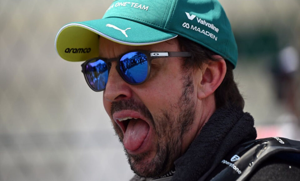 ¿Silla de bebé en un auto de 12 MDD? El curioso estreno de Fernando Alonso