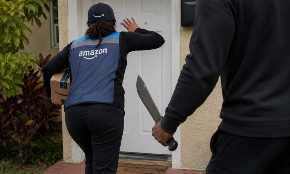 Terror en Miami Gardens: hombre atacó con un machete a repartidora de Amazon