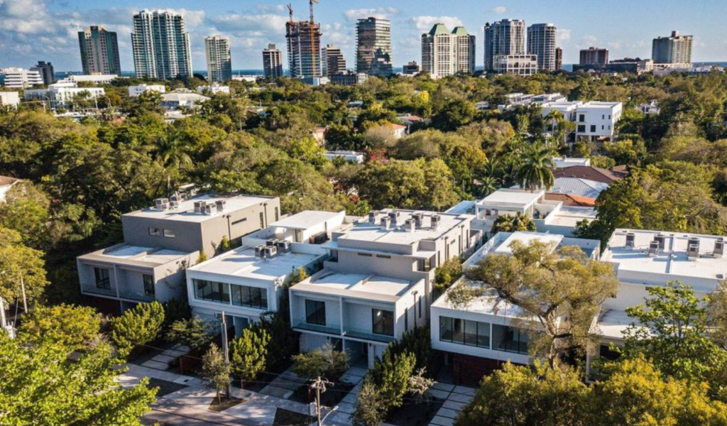 Casas “malditas” de Coconut Grove terminan en subasta tras fraude millonario
