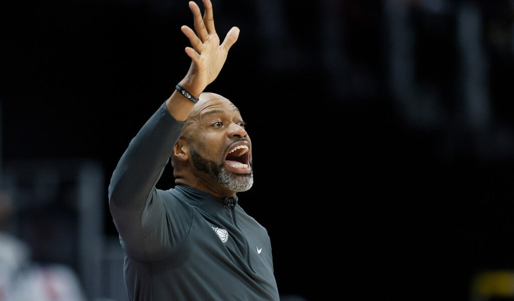 Los New Orleans Pelicans contratan al ex entrenador del Magic Jamahl Mosley