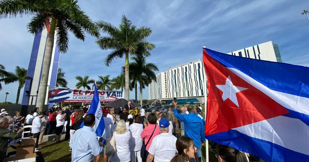 El Diario en 90 segundos: Exilio cubano en Miami celebra el 124 aniversario de la República