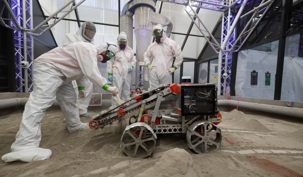 ¿Cómo amontonar tierra en la luna? Los equipos de robótica abordan el desafío de la NASA