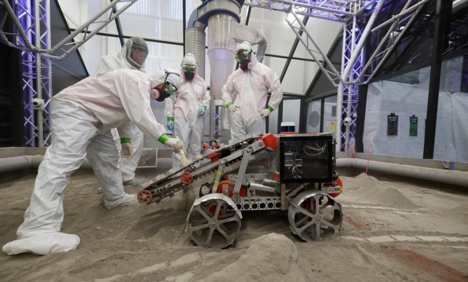 ¿Cómo amontonar tierra en la luna? Los equipos de robótica abordan el desafío de la NASA
