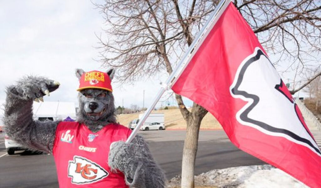 Superfan de los Kansas City Chiefs, ‘ChiefsAholic’, acusado de robar bancos, deber pagar 10,8 mdd a cajera