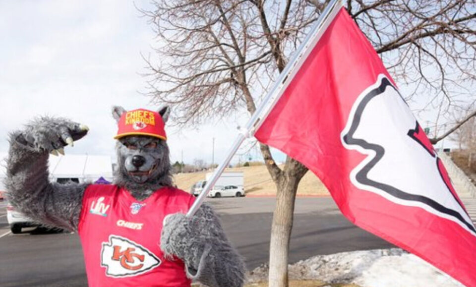 Superfan de los Kansas City Chiefs, ‘ChiefsAholic’, acusado de robar bancos, deber pagar 10,8 mdd a cajera