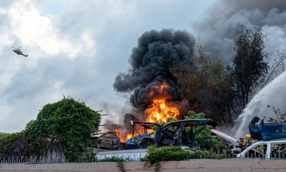 Feroz incendio en Opa-locka dejó familias evacuadas y negocios destruidos