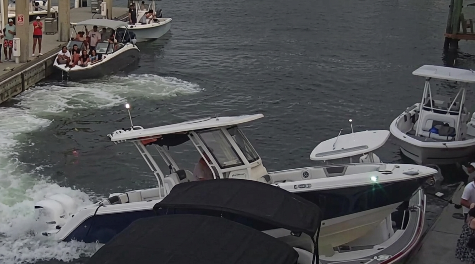 Pánico en Fort Lauderdale: bote fuera de control choca contra muelle lleno de personas