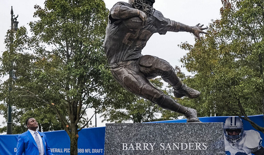 Detroit Lions rinde homenaje a Barry Sanders con su estatua a las afueras del Ford Field