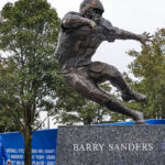 Detroit Lions rinde homenaje a Barry Sanders con su estatua a las afueras del Ford Field