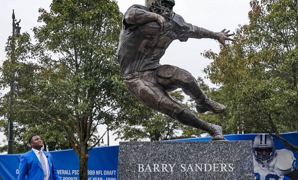 Detroit Lions rinde homenaje a Barry Sanders con su estatua a las afueras del Ford Field