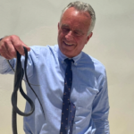 Una lo mordió: Robert F. Kennedy Jr. atrapa con sus manos dos serpientes en Florida