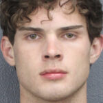Maxwell: un ‘Looksmaxxer’ que dispara caimanes. Una nueva generación inquietante de hombre de Florida.