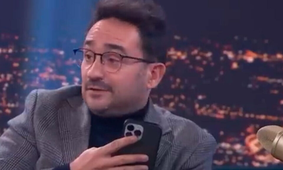 Hay una persona a la que J.A. Bayona puede llamar a cualquier hora del día: «Me llama cuando está en los karaokes»