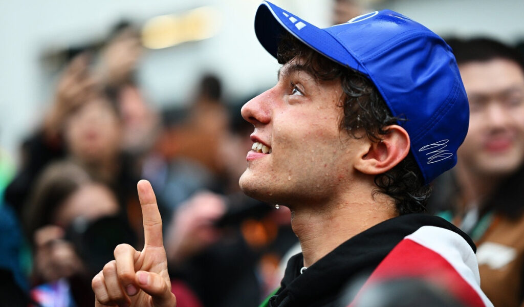 Antonelli reafirma su lealtad a Mercedes en medio de especulaciones sobre Ferrari