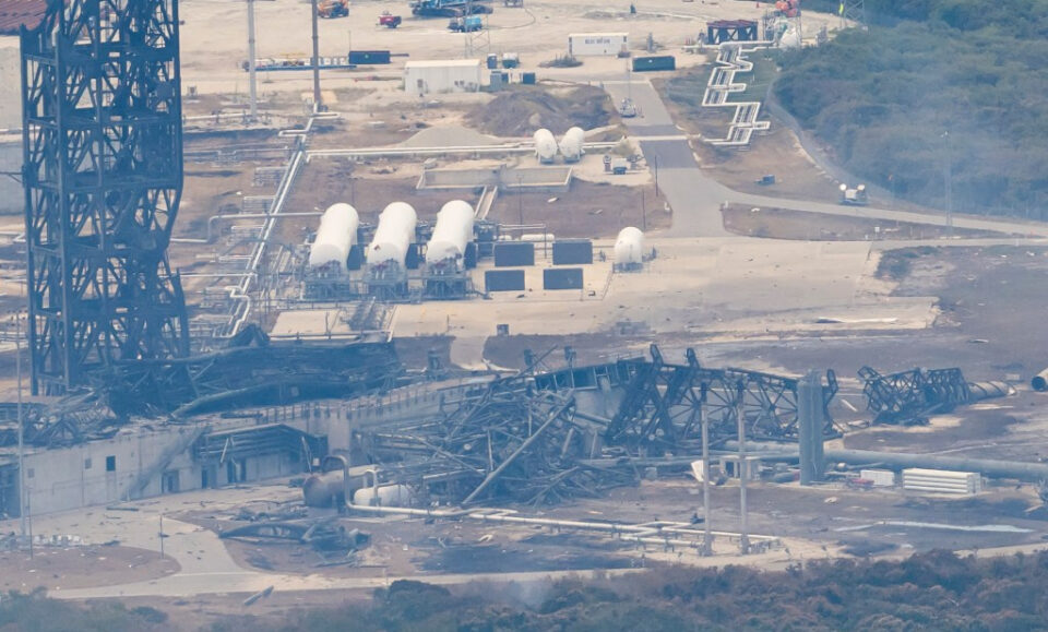 Blue Origin observa más de cerca los daños de la plataforma de lanzamiento de New Glenn después de la explosión