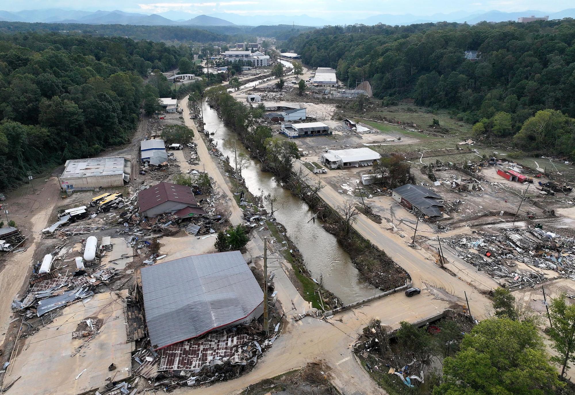 En una vista aérea, los daños causados por las inundaciones causadas por el huracán Helene