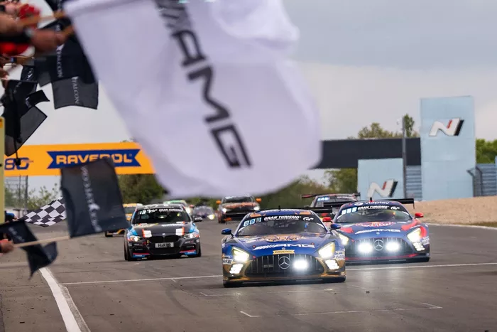N.º 80 Mercedes-AMG Team RAVENOL Mercedes-AMG GT3 Pro: Maro Engel, Luca Stolz, Fabian Schiller, Maxime Martin