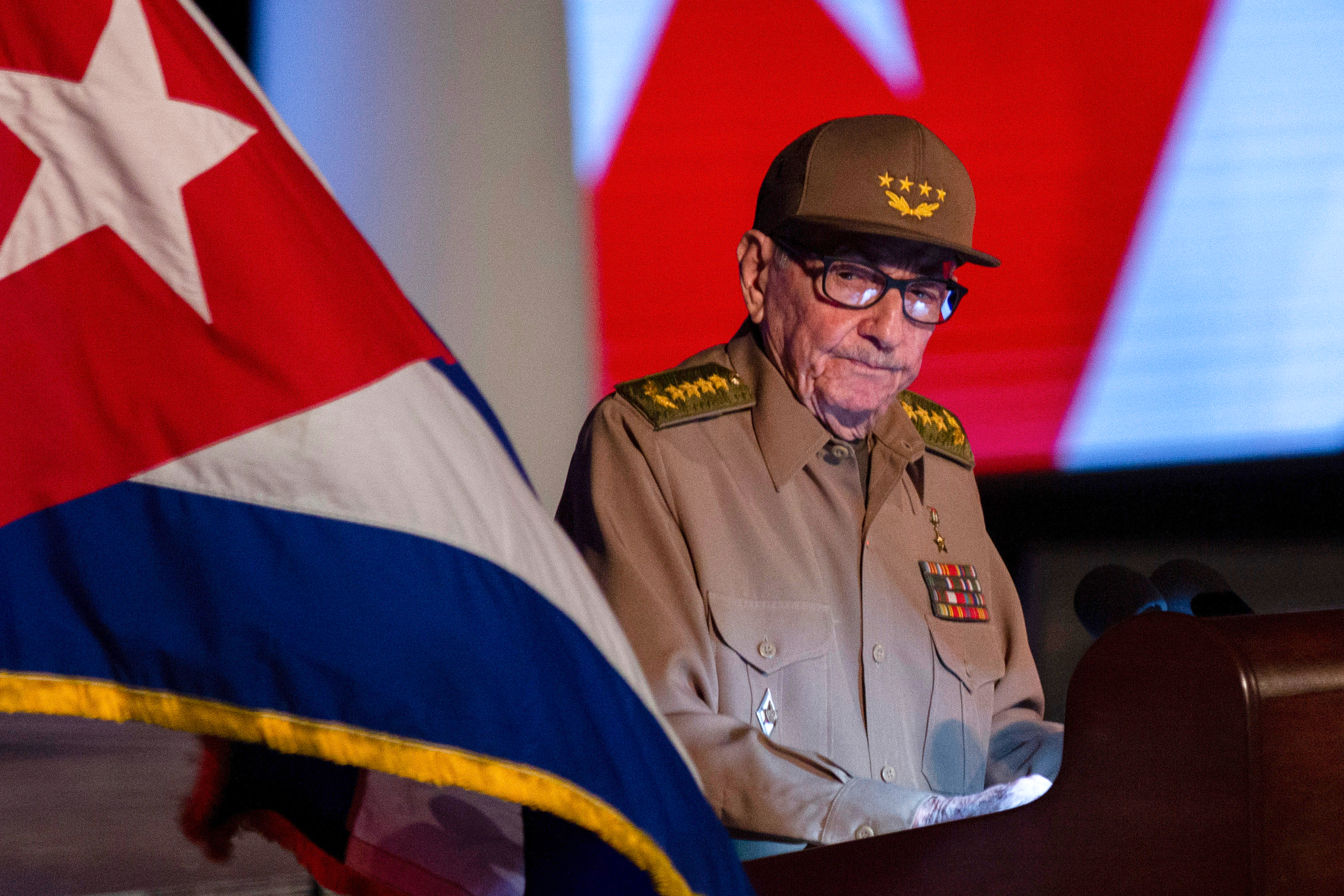 ARCHIVO – El ex presidente cubano Raúl Castro mira el...