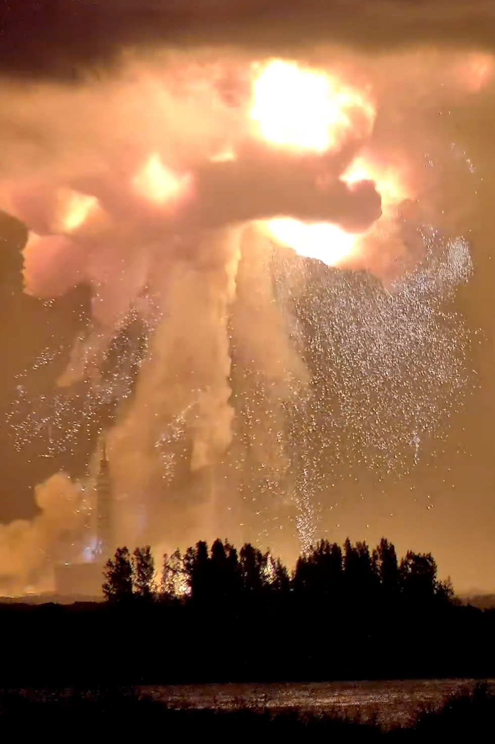 Un cohete Blue Origin New Glenn explota durante una prueba de encendido del motor el jueves 28 de mayo de 2026 en Cabo Cañaveral, Florida (@JConcilus vía AP)