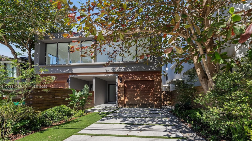 CASAS MALDITAS COCONUT GROVE
