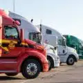 Cambio en licencias comerciales impacta a miles de camioneros en Estados Unidos