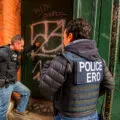 Agentes de ICE deberán presentar orden de un juez para ingresar a hogares