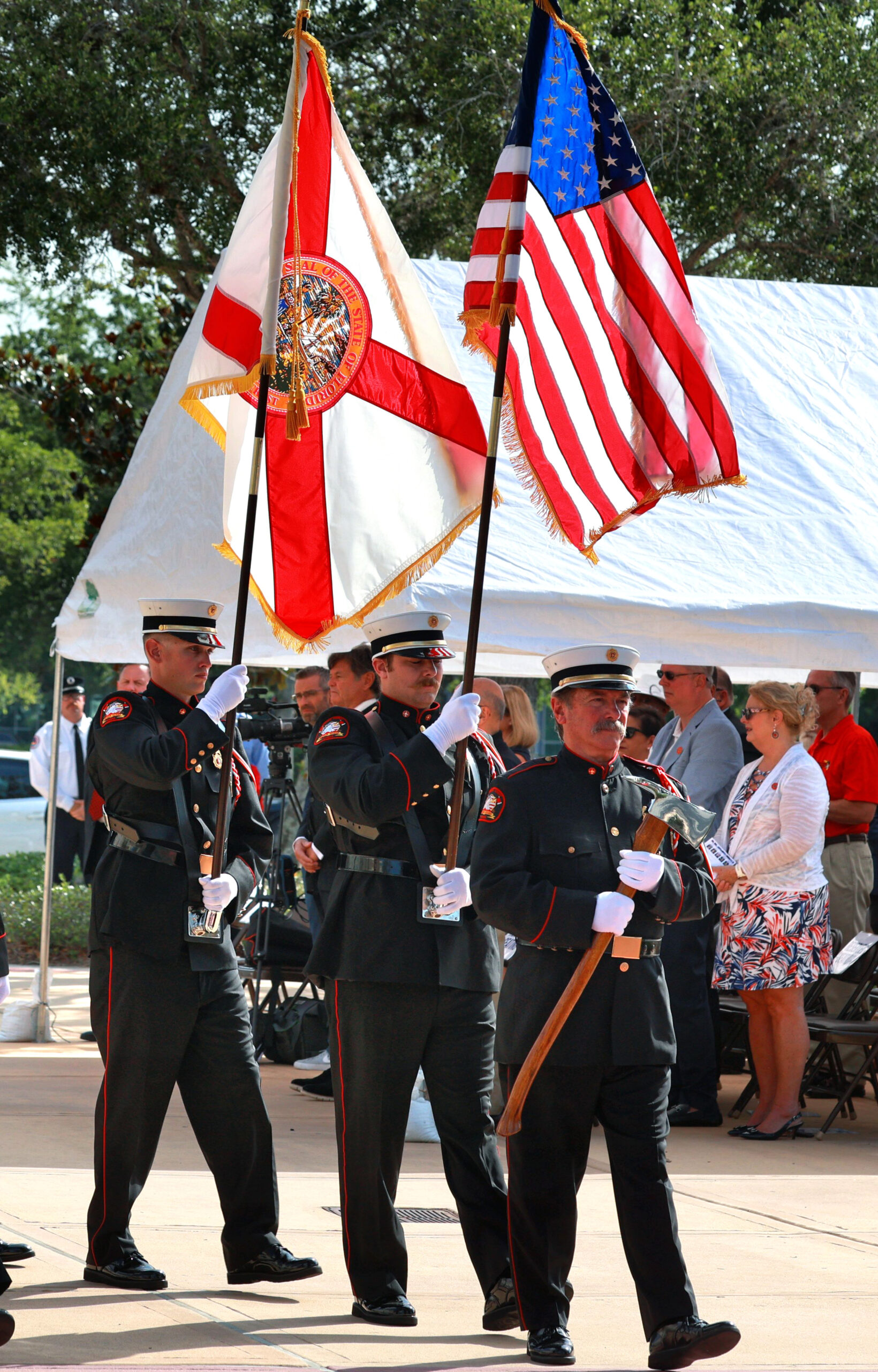 Los miembros de la Guardia de Honor del Departamento de Bomberos del Condado de Seminole presentan las banderas de Florida y los EE. UU. durante una Ceremonia de Conmemoración del Día de los Caídos en el Memorial de los Héroes del Condado de Seminole en Sanford, el viernes 27 de mayo de 2022. La ceremonia inició el fin de semana del Día de los Caídos, con una lista completa de eventos conmemorativos programados en toda Florida Central hasta el feriado federal del lunes. (Joe Burbank/Orlando Sentinel)