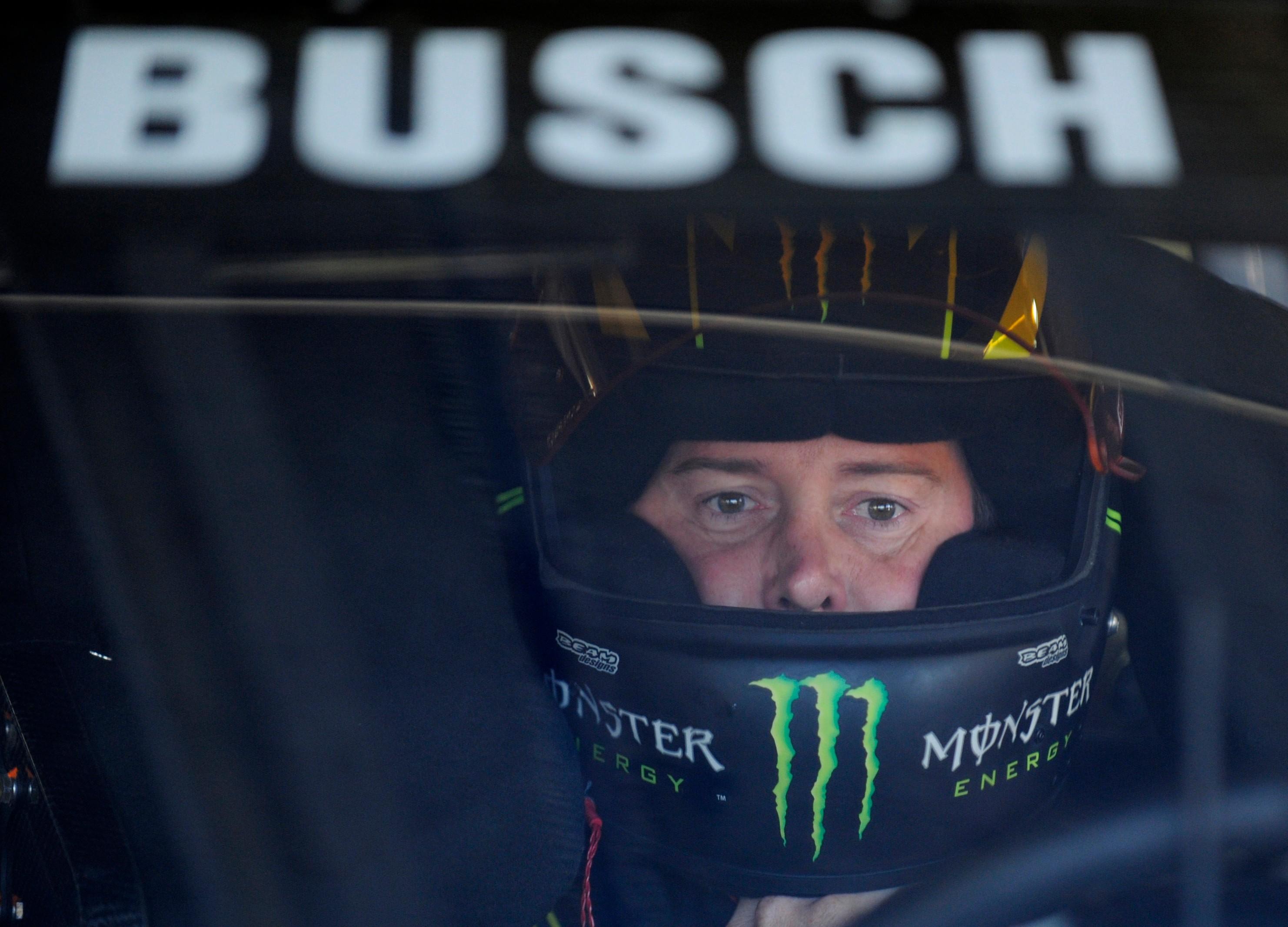 Kyle Busch espera en su auto antes de la práctica.