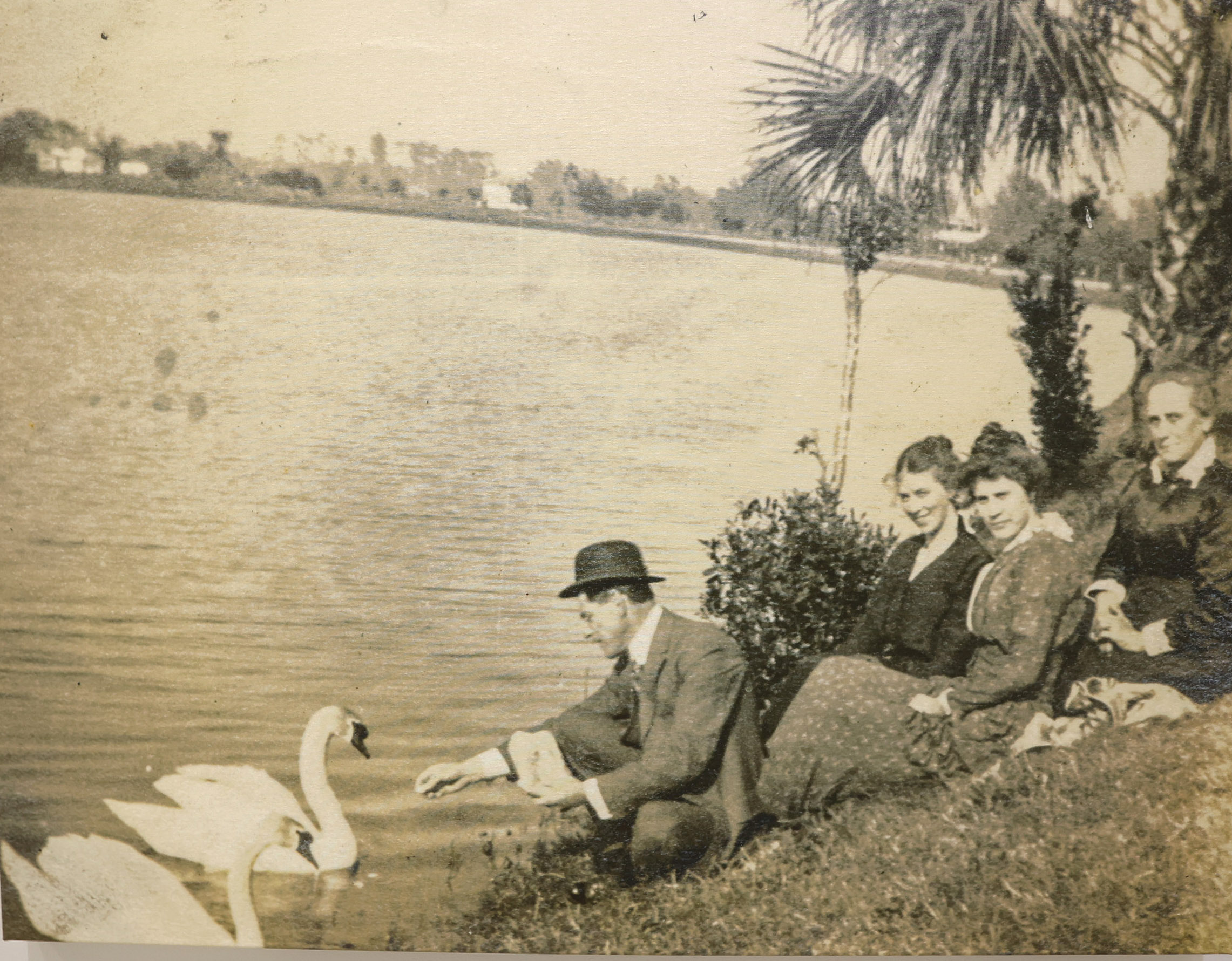 La gente alimenta a los cisnes en el lago Eola en 1910. (Ciudad de...
