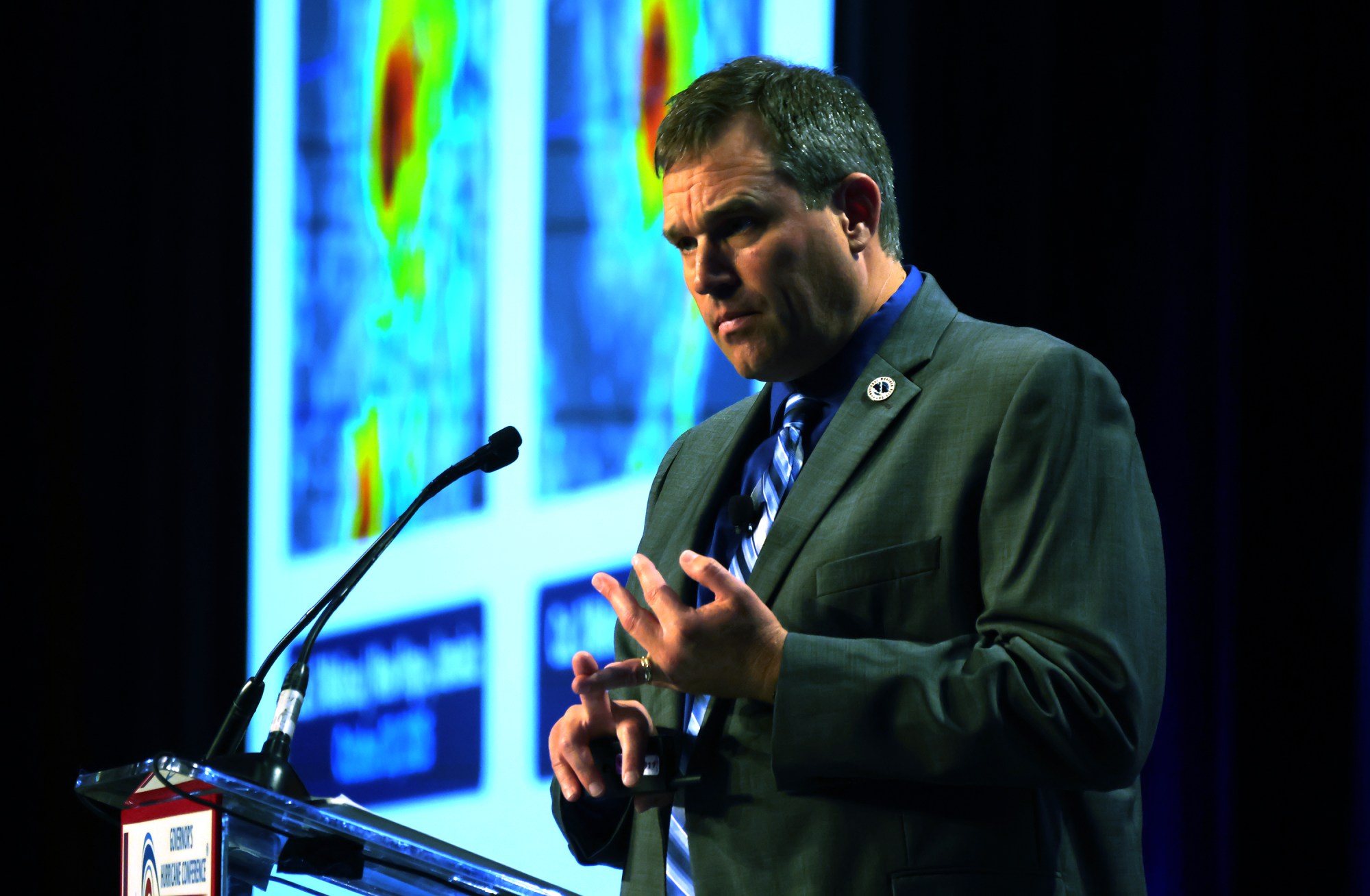 El director del Centro Nacional de Huracanes, Michael Brennan, habla en la Conferencia del Gobernador sobre Huracanes el miércoles 13 de mayo de 2026 en el Centro de Convenciones del Condado de Palm Beach en West Palm Beach. (Joe Cavaretta/Sun Sentinel del Sur de Florida)