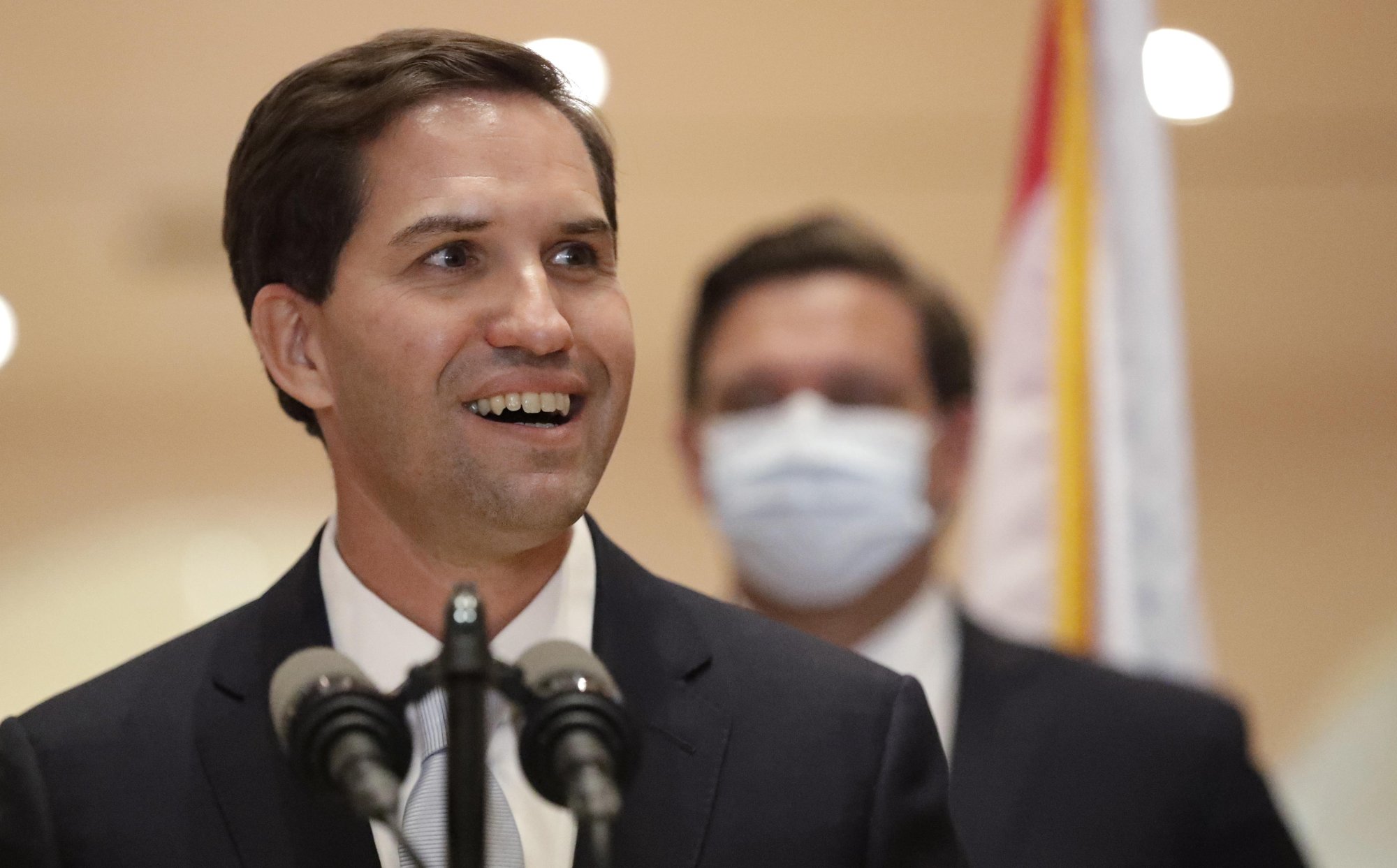 John Couriel, exfiscal adjunto de los Estados Unidos, hijo de inmigrantes cubanos, fue nominado como juez de la Corte Suprema de Florida en 2020. Se lo ve aquí en una conferencia de prensa el 26 de mayo de 2020 en la Biblioteca Pública de Miami-Dade para anunciar su nominación, con el gobernador Ron DeSantis al fondo. (Archivo Wilfredo Lee/AP)