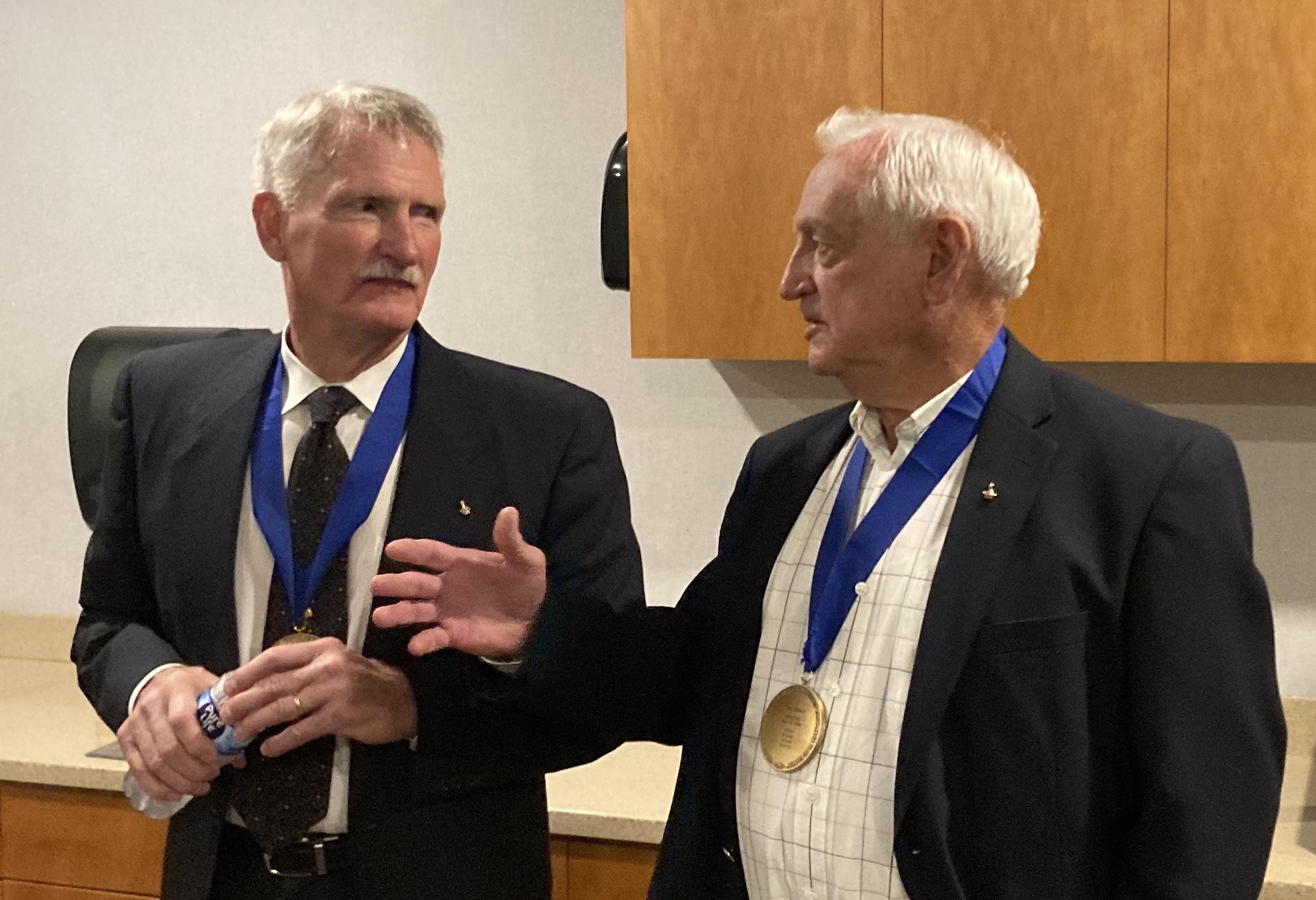 Los ex astronautas de la NASA Joe Tanner, izquierda, y Tom Akers, hablan...