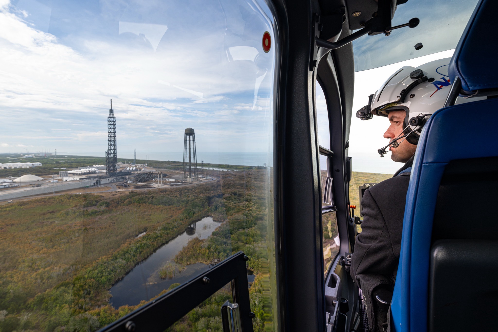 El administrador de la NASA, Jared Isaacman, es visto durante un vuelo en helicóptero, el viernes 29 de mayo de 2026, en la Estación de la Fuerza Espacial de Cabo Cañaveral en Florida. El vuelo inspeccionó el Complejo de Lanzamiento 36 luego de una anomalía en la prueba de incendio de New Glenn el 28 de mayo. (John Kraus/NASA)