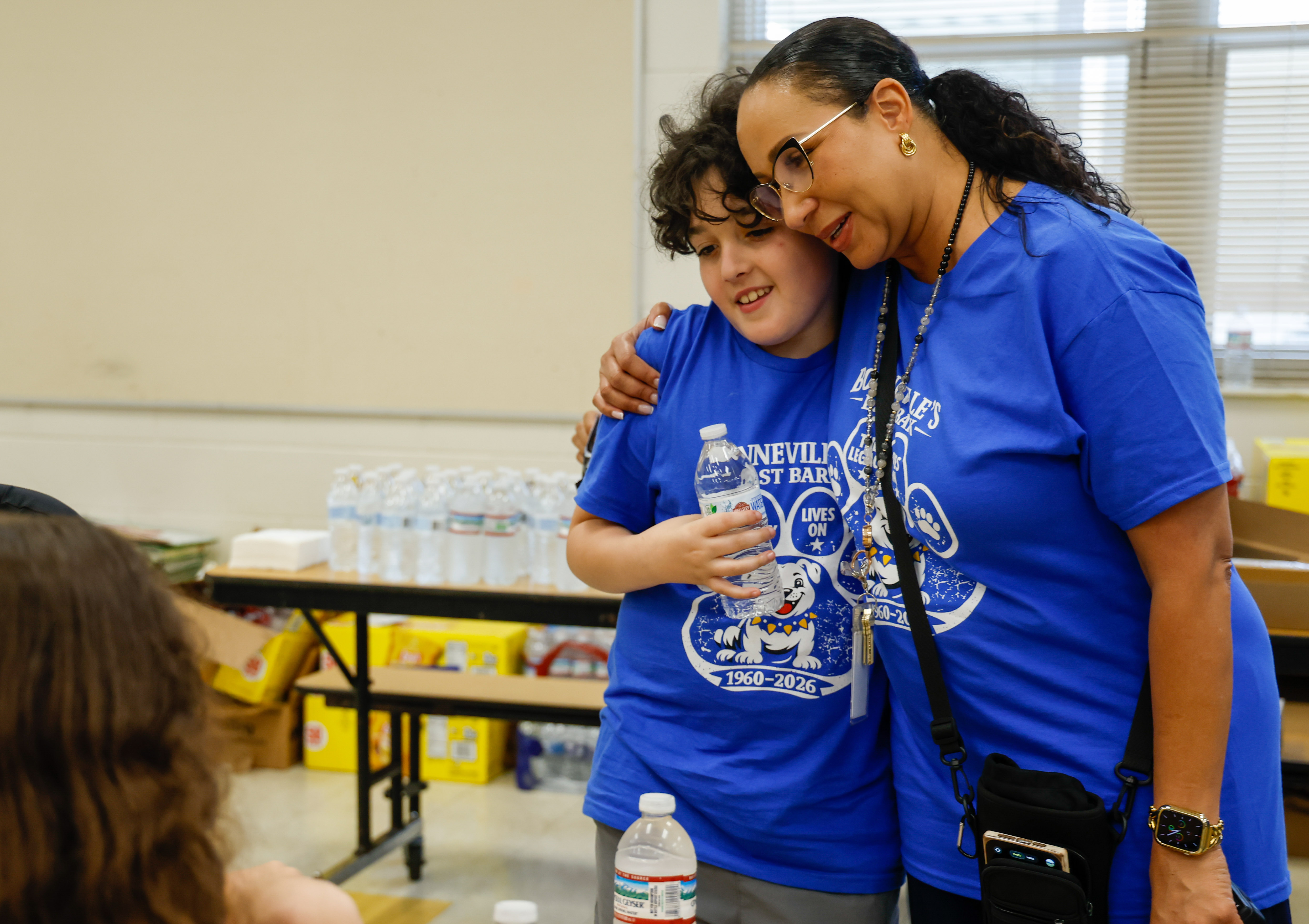 La directora de la Escuela Primaria Bonneville, Lisa Adams, recibe un abrazo de Max Donnangelo durante el evento de despedida de la escuela Bonneville's Last Bark el jueves 21 de mayo de 2026. La escuela del este del Condado de Orange es una de las escuelas que cierran al final del año académico debido a la disminución de la inscripción. (Papa rico/Orlando Sentinel)