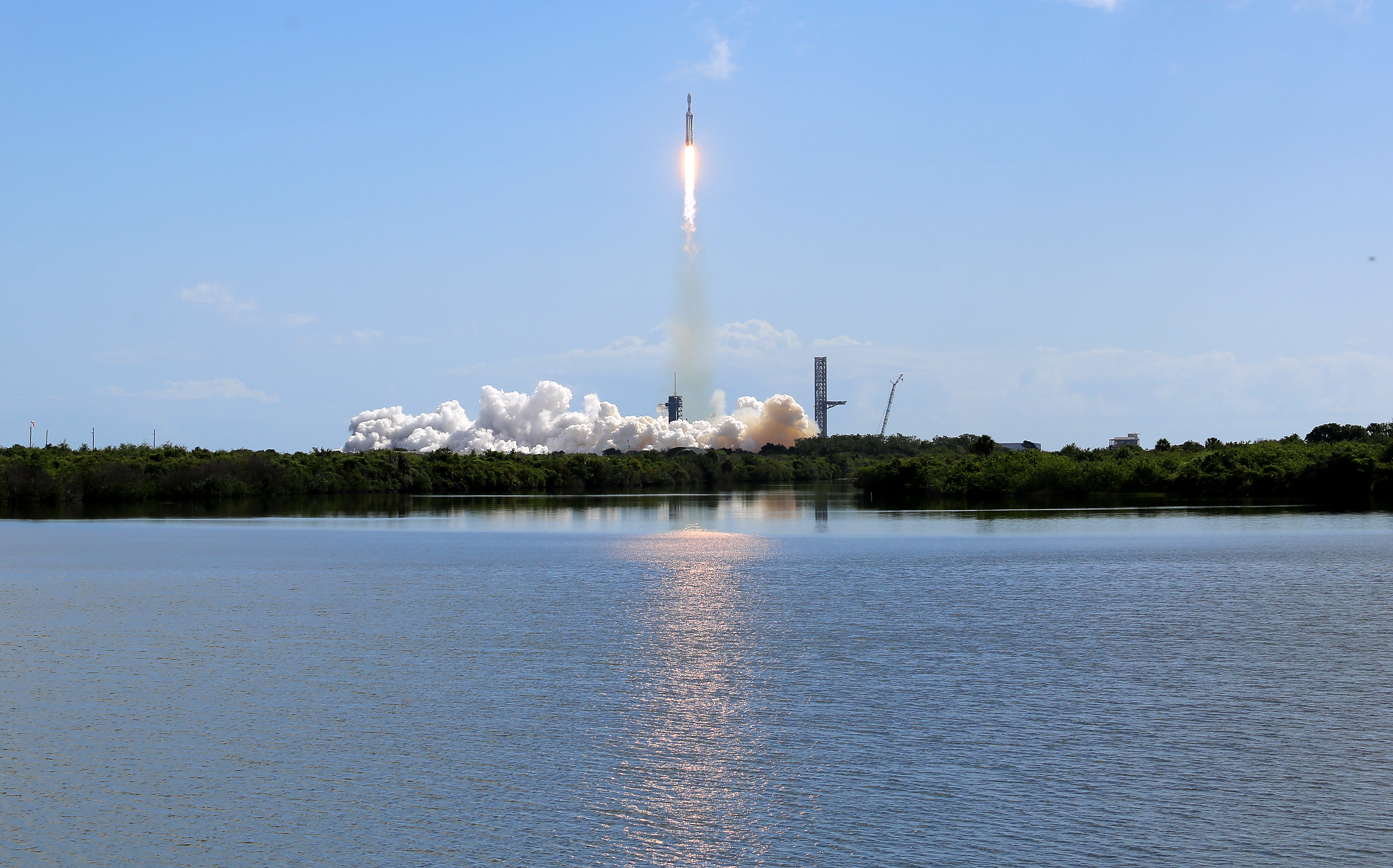 Un cohete SpaceX Falcon Heavy se lanza desde el Centro Espacial Kennedy...