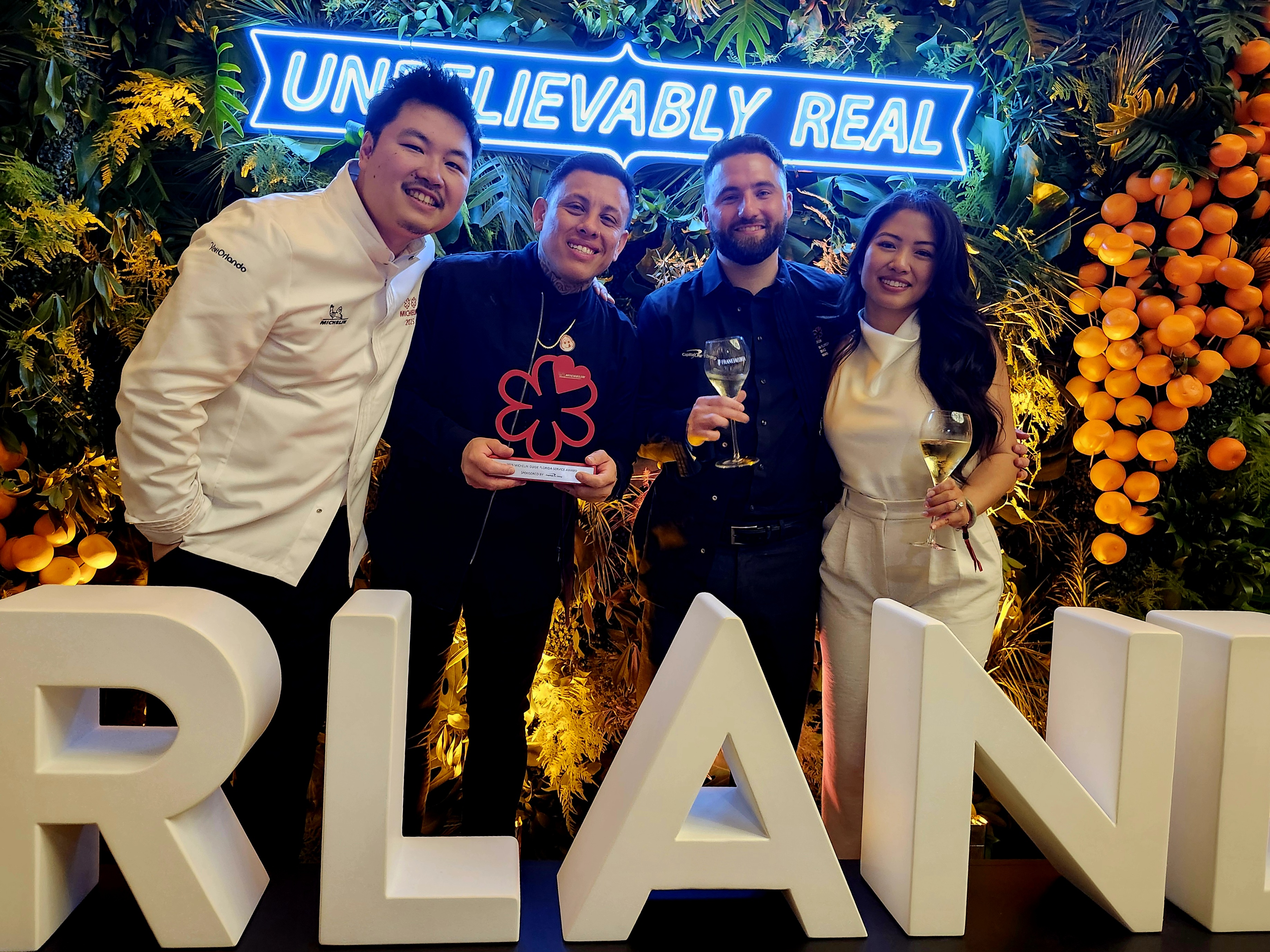 Posando después de las victorias: el chef ejecutivo y propietario William Shen, el director de mixología, Josue Villacis, el gerente general Austin Joseph y la jefa de hospitalidad Tracy Tran celebran Sorekara. El restaurante recibió dos estrellas Michelin en la ceremonia de entrega de premios de este año. Joseph recibió el Premio Especial por Servicio Destacado. (Amy Drew Thompson/Orlando Sentinel)