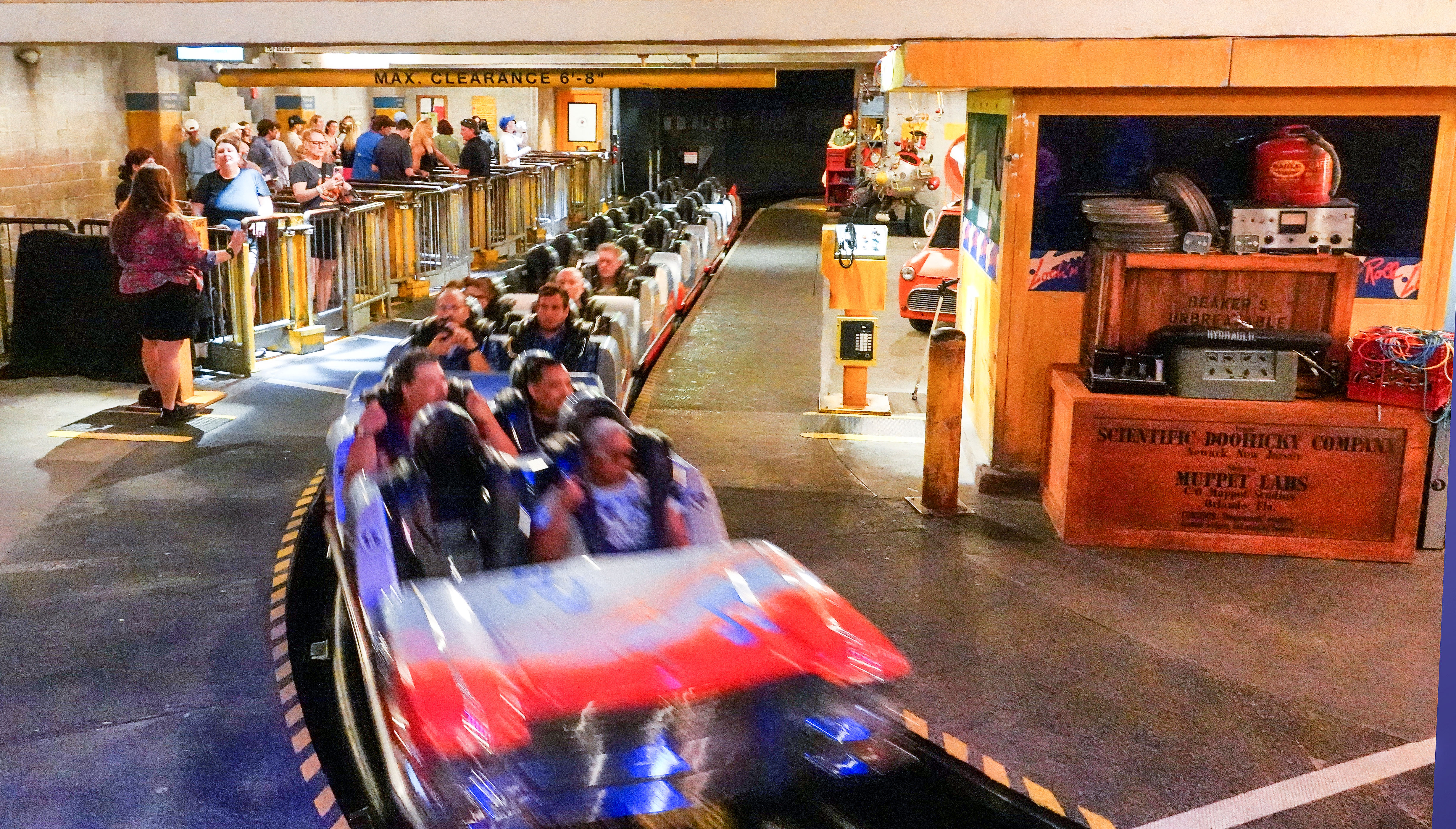 Los invitados se preparan para la salida en la montaña rusa Rock 'n' Roller protagonizada por los Muppets en Disney's Hollywood Studios en Lake Buena Vista, el miércoles 20 de mayo de 2026. Inaugurada oficialmente el 26 de mayo, la montaña rusa reinventada se lanza de 0 a 57 mph en 2,8 segundos, llevando a los pasajeros boca abajo 3 veces y presenta a los Muppets. 