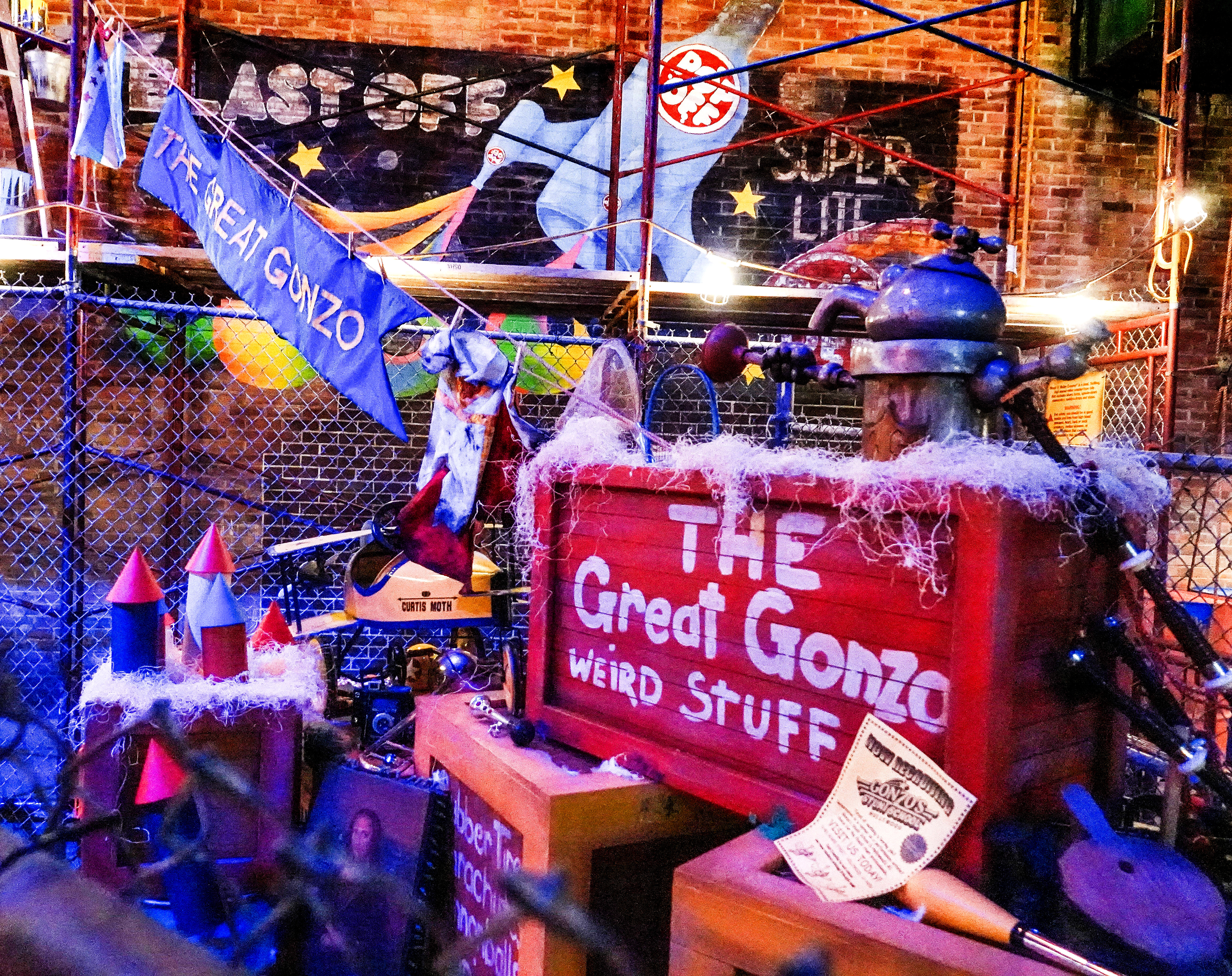 Algunas de las cosas de Gonzo se muestran en la cola de la montaña rusa Rock 'n' Roller protagonizada por los Muppets en Disney's Hollywood Studios en Lake Buena Vista, el miércoles 20 de mayo de 2026. Inaugurada oficialmente el 26 de mayo, la montaña rusa reinventada se lanza de 0 a 57 mph en 2,8 segundos, colocando a los pasajeros boca abajo 3 veces y presenta a los Muppets.