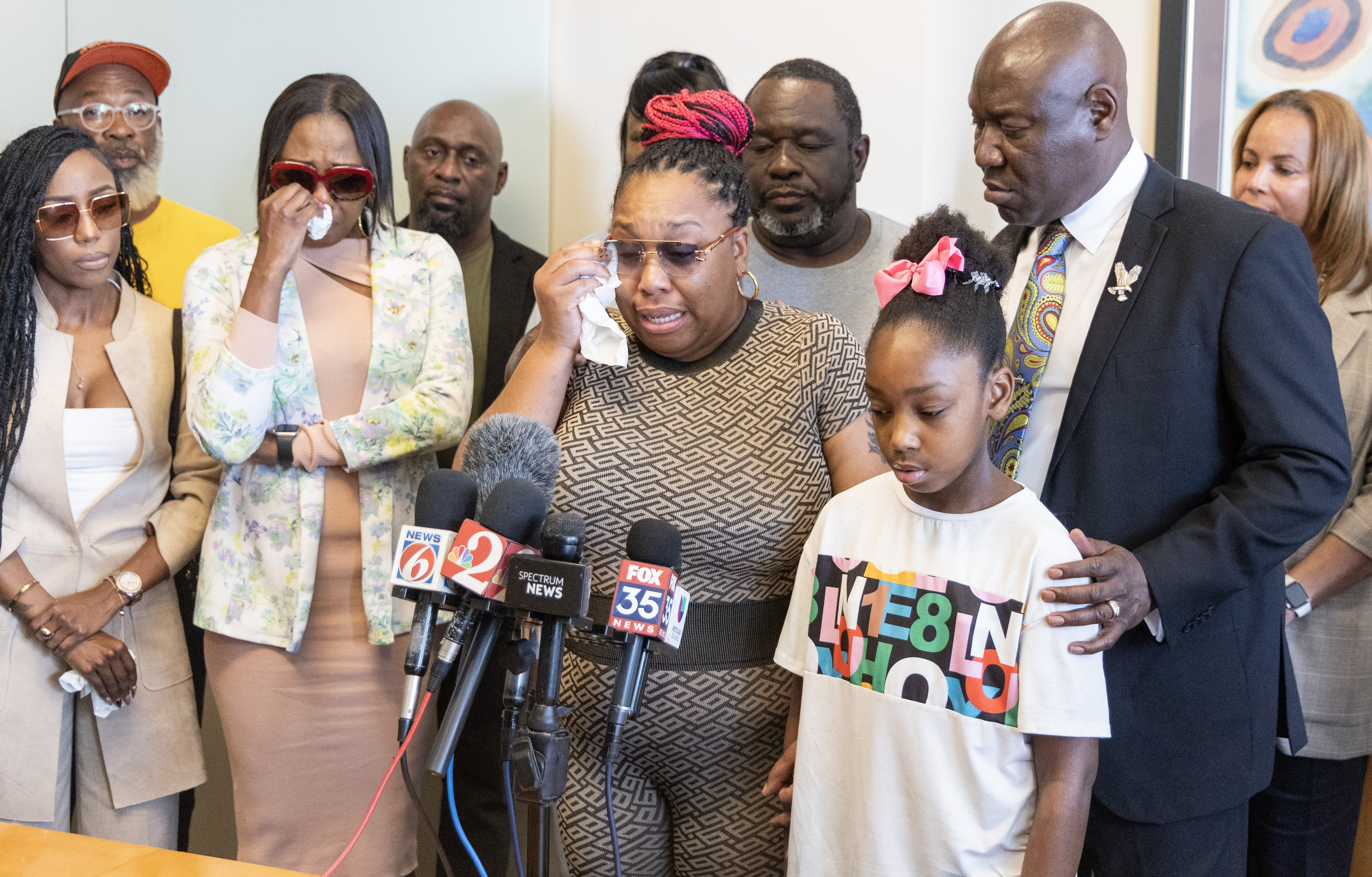 (De izquierda a derecha) Sierra Rainge, su hermana Kim Neal Davis, su hija Shaquail Neal, su nieta Moyirah Griffin y el abogado Ben Crump hablan durante una conferencia de prensa sobre el miembro de la familia Gerald Neal, quien fue asesinado después de ser atropellado y asesinado durante una persecución a alta velocidad por parte del Departamento de Policía de Orlando en Orlando, Florida, el jueves 27 de febrero de 2025. (Willie J. Allen Jr./Orlando Sentinel)
