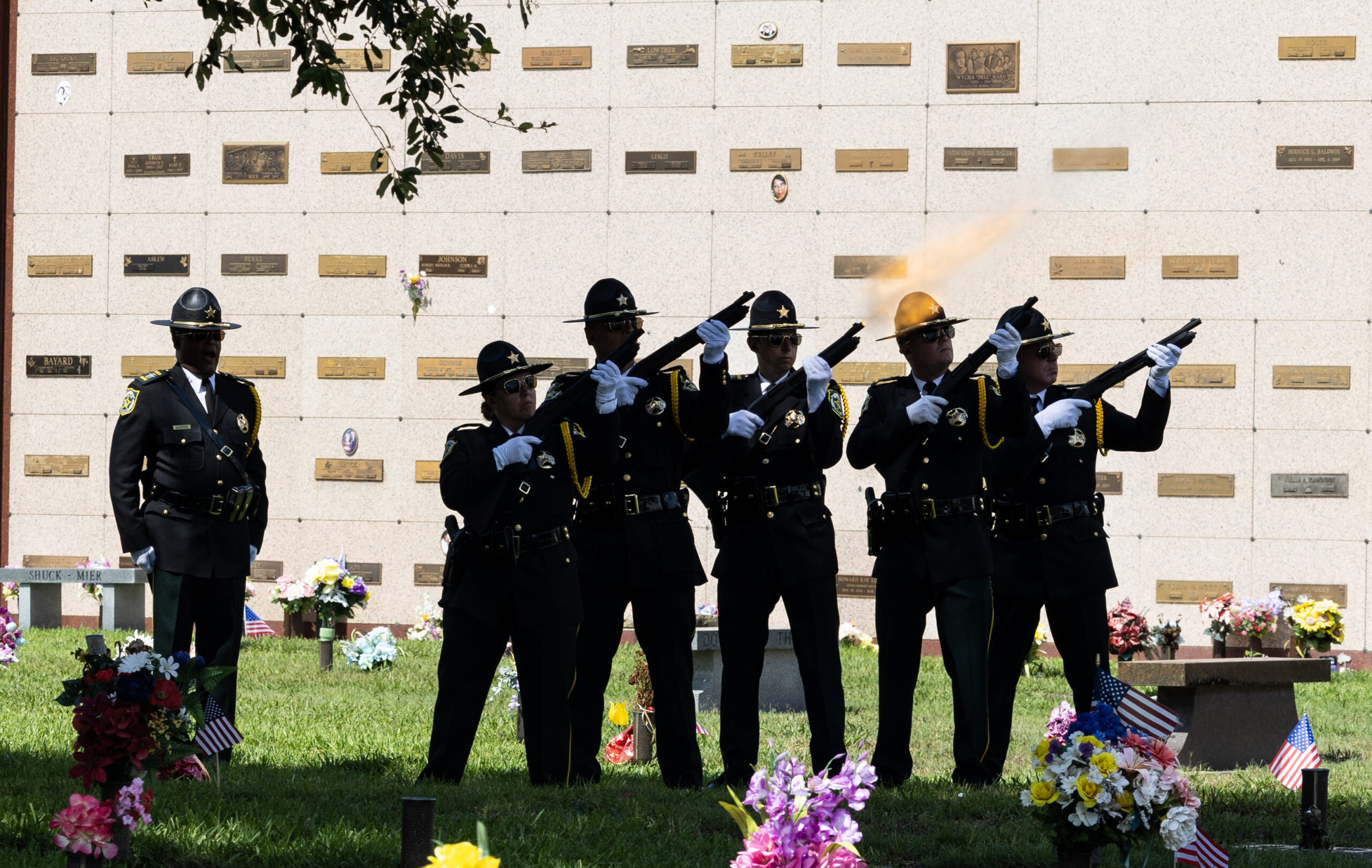La Guardia de Honor Militar dispara sus rifles en un saludo de 21 disparos durante la 75a Ceremonia Anual de Conmemoración del Día de los Caídos en Woodlawn Memorial Park en Orlando, Florida, el lunes 26 de mayo de 2025. (Archivo Orlando Sentinel)