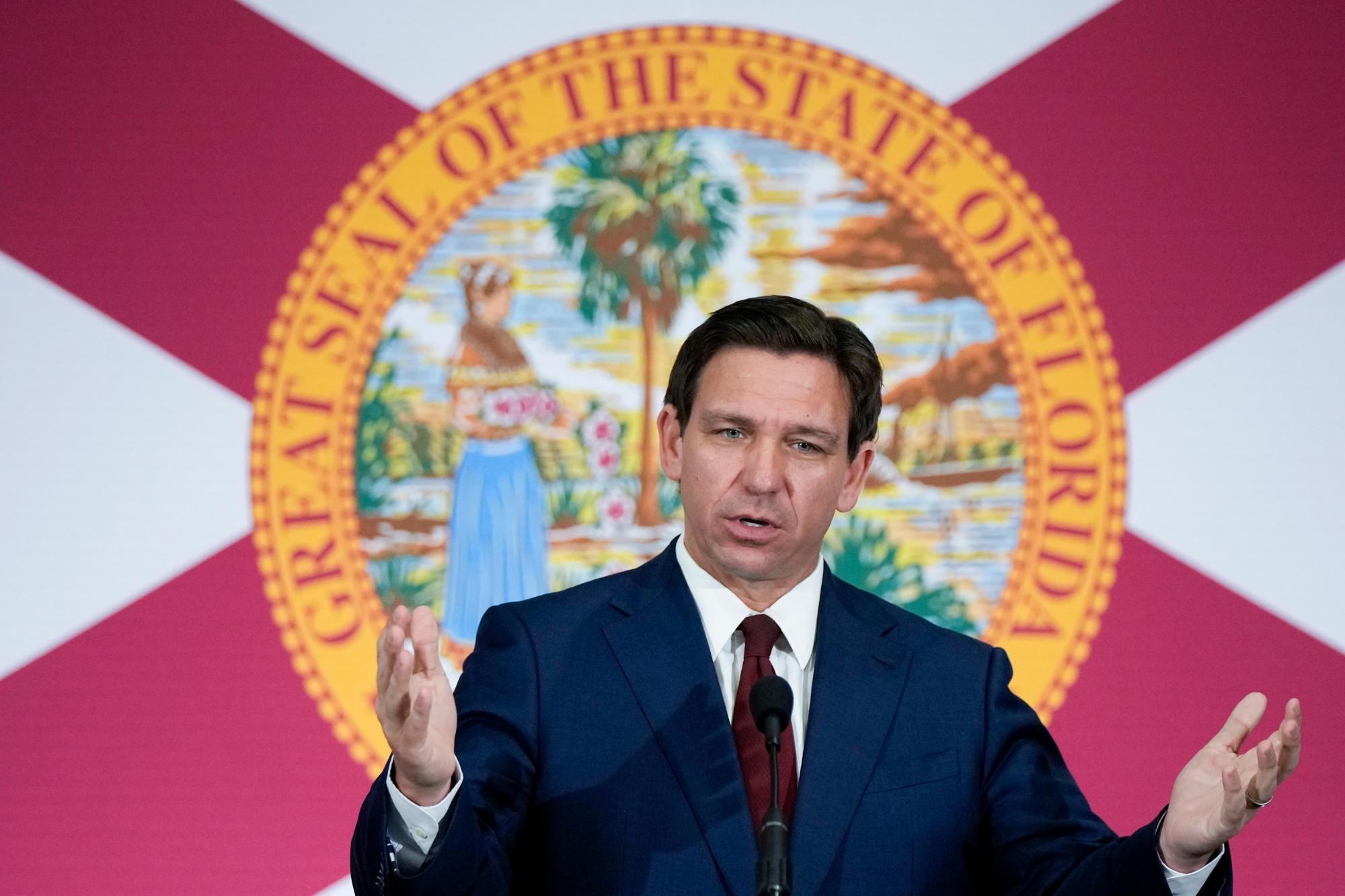 El gobernador Ron DeSantis firmó una legislación el lunes por la noche que destina fondos estatales a esfuerzos privados para eventualmente ofrecer a algunos viajeros una alternativa aérea y corta al tráfico por carretera. (Rebecca Blackwell/archivo AP)
