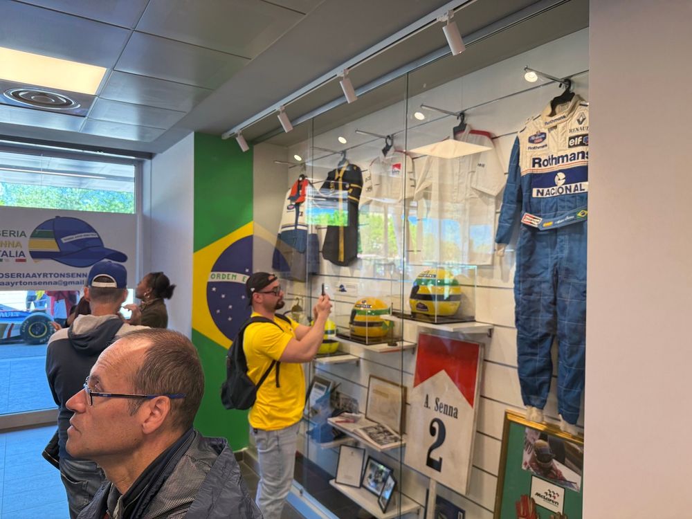La Sala Senna del autódromo de Imola está gestionada por la Tifoseria Ayrton Senna Italia.