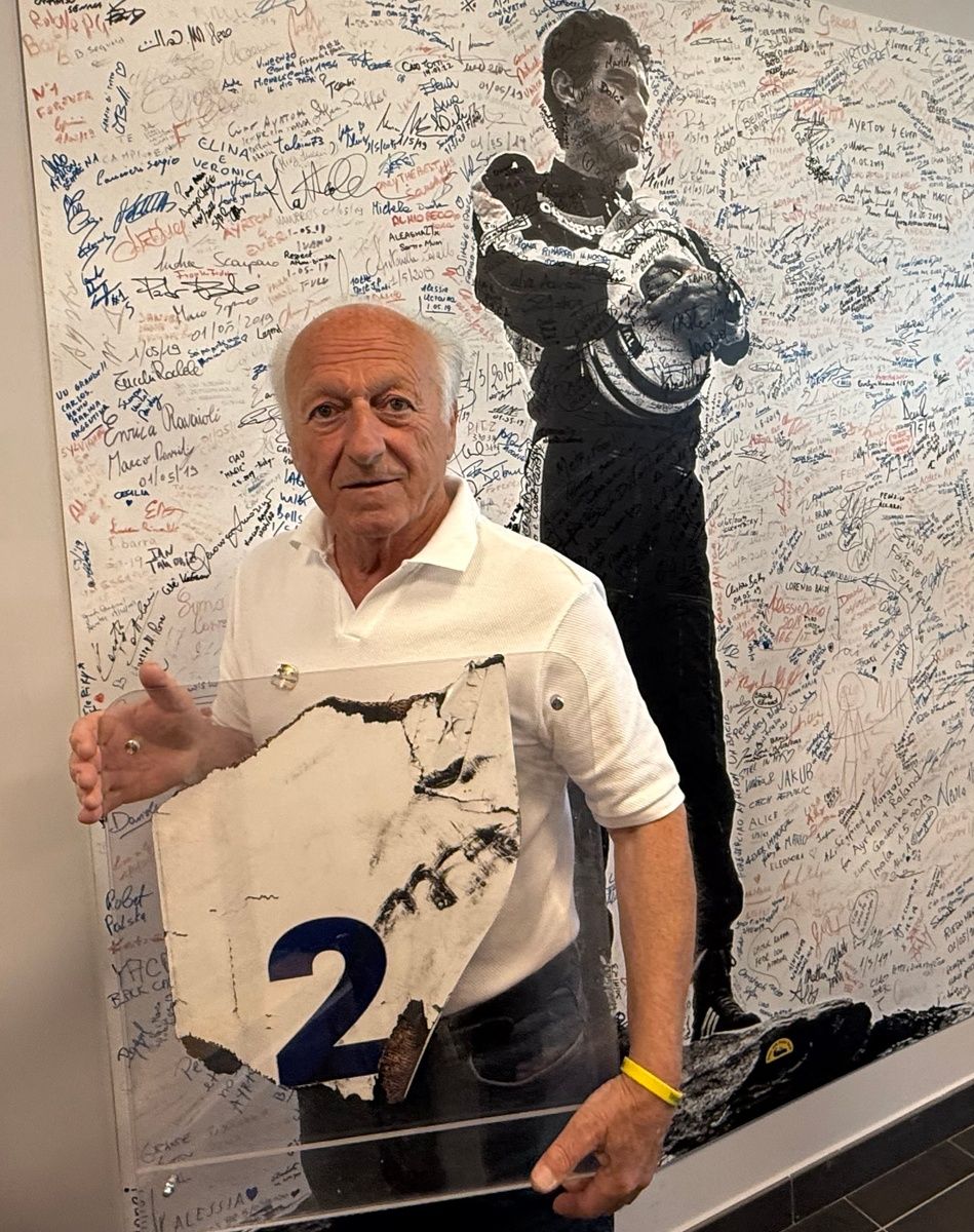 Bruno Grotti con la reliquia de la Williams de Senna donada a la Fundación Don Sergio Mantovani.