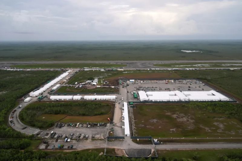 El 4 de julio de 2025, en Ochopee, Florida, avanzan las obras de un nuevo centro de detención de migrantes apodado Alligator Alcatraz en el Aeropuerto de Entrenamiento y Transición de Dade-Collier, en los Everglades de Florida.
