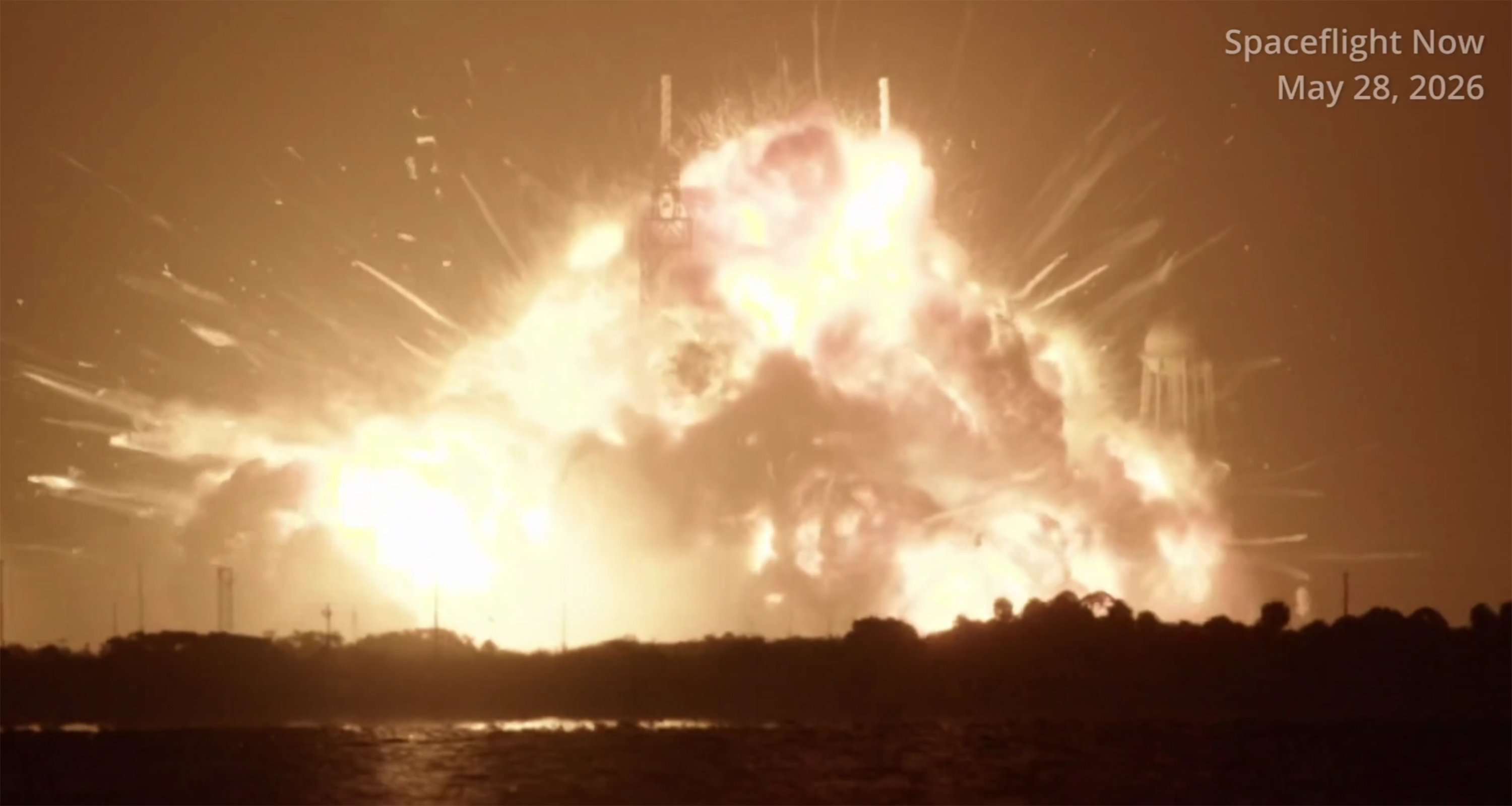 El video capturado por Spaceflightnow.com muestra la bola de fuego envolviendo un azul...