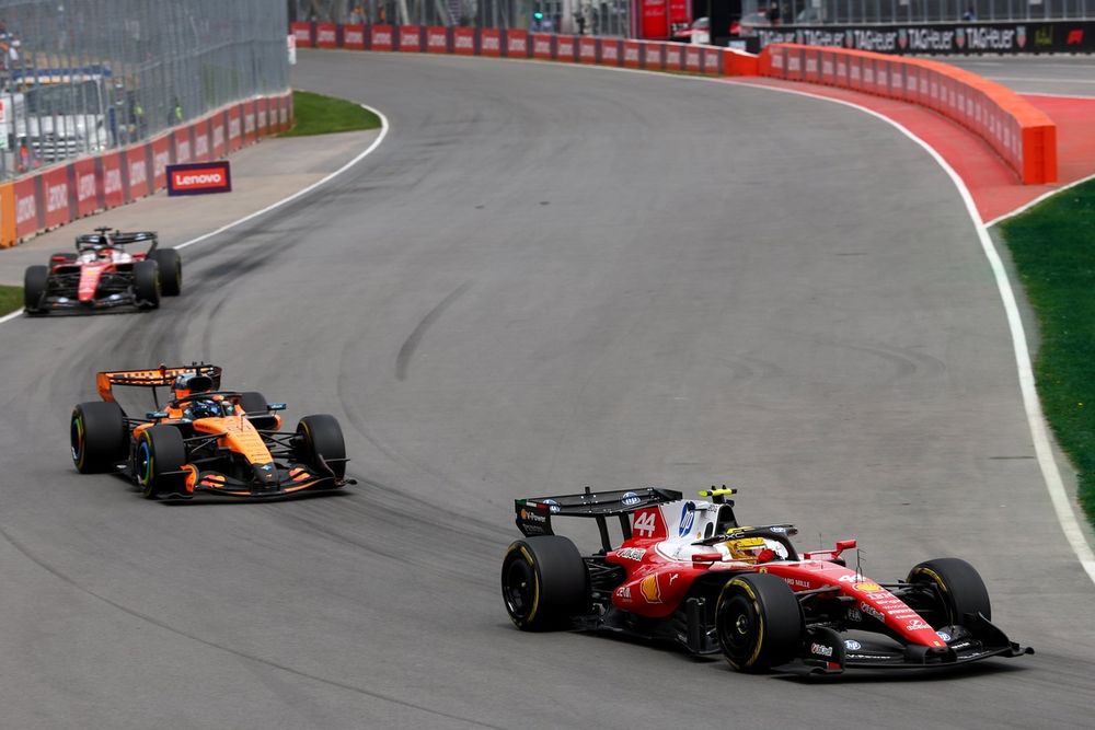 Lewis Hamilton delante de Oscar Piastri en la sprint de Canadá.